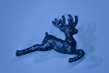 Pırıl pırıl arka plan üzerinde Noel geyiği.