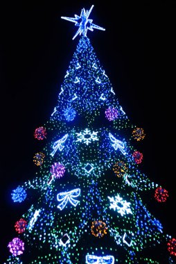 Noel ışıkları açık havada deodaklanmış arka plan. Bulanık ışıklar arka plan.