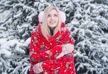 Gülümseyen güzel kadın açık havada kar ile eğleniyor. Kış tatilleri.