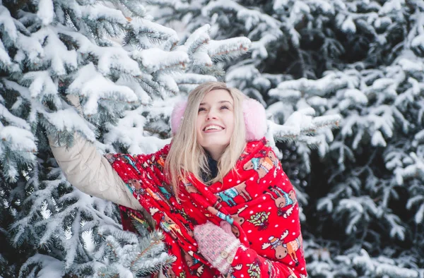 Uśmiechnięta Piękna Kobieta Zabawę Śniegiem Zewnątrz Ferie Zimowe — Zdjęcie stockowe