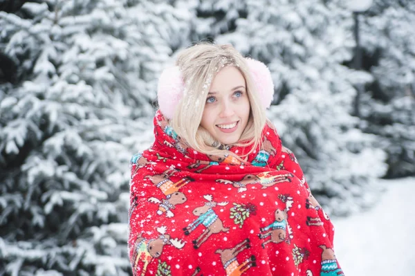 Gülümseyen güzel kadın açık havada kar ile eğleniyor. Kış tatilleri.