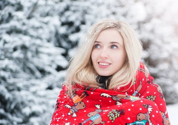 Sonriendo Hermosa Mujer Divierte Con Nieve Aire Libre Vacaciones Invierno — Foto de Stock