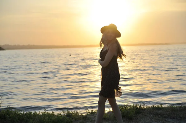 Glückliche Frau Mit Hut Spaziert Bei Sonnenuntergang Strand — Stockfoto