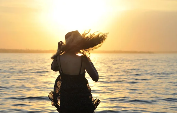 Щаслива Жінка Капелюсі Гуляє Пляжі Заході Сонця — стокове фото
