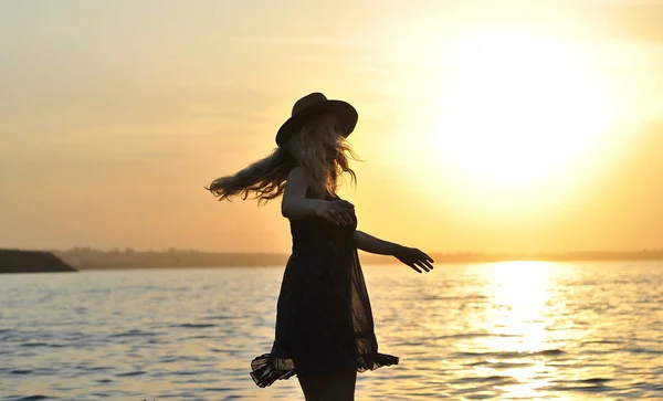 Femme Heureuse Chapeau Marche Sur Plage Coucher Soleil — Photo