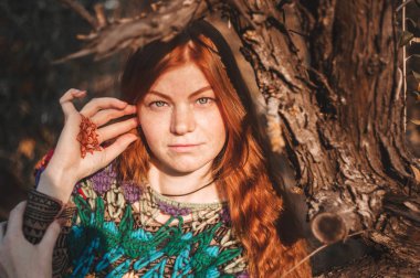 Açık havada elleri mehndi ile kızıl saçlı kadın.