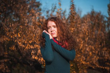 Açık havada elleri mehndi ile kızıl saçlı kadın.