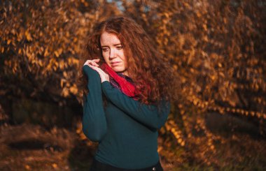 Açık havada elleri mehndi ile kızıl saçlı kadın.