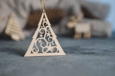 Taş arka plan üzerinde Noel dekoratif ahşap oyuncak. Kış tatilleri.