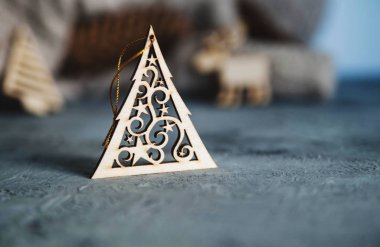 Taş arka plan üzerinde Noel dekoratif ahşap oyuncak. Kış tatilleri.