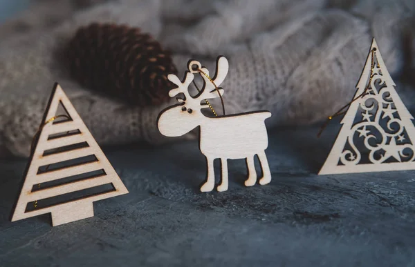 Taş Arka Plan Üzerinde Noel Dekoratif Ahşap Oyuncak Kış Tatilleri — Stok fotoğraf