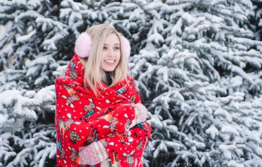 Gülümseyen güzel kadın kar ile açık havada eğlenceli vardır. Noel Tatili.