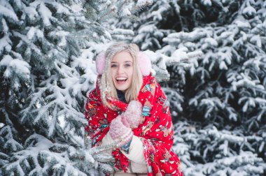 Gülümseyen güzel kadın kar ile açık havada eğlenceli vardır. Noel Tatili.