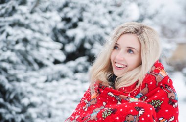 Gülümseyen güzel kadın kar ile açık havada eğlenceli vardır. Noel Tatili.