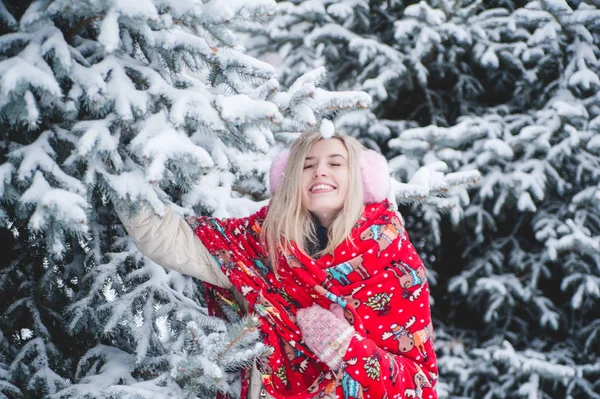 Sonriendo Hermosa Mujer Divierte Aire Libre Con Nieve Vacaciones Navidad — Foto de Stock