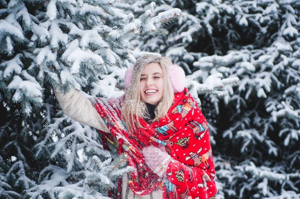Sonriendo Hermosa Mujer Divierte Aire Libre Con Nieve Vacaciones Navidad —  Fotos de Stock