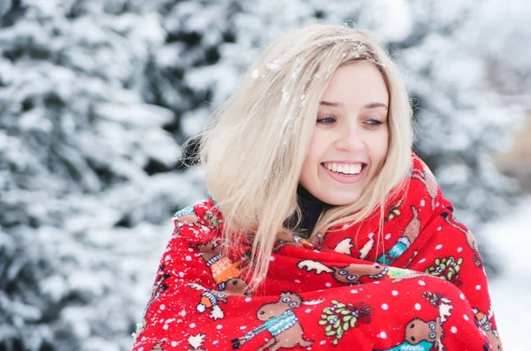 Lachende Mooie Vrouw Heeft Plezier Buiten Met Sneeuw Kerst Vakantie — Stockfoto