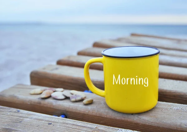 Heiße Tasse Tee Guten Morgen Orangene Tasse Auf Sand — Stockfoto