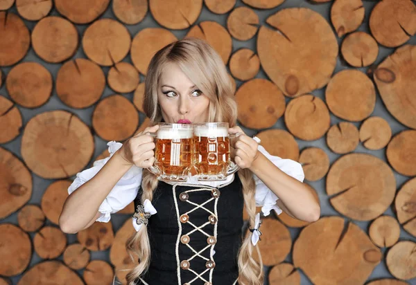 Belle Femme Souriante Avec Bière Dans Les Mains Posant Sur — Photo