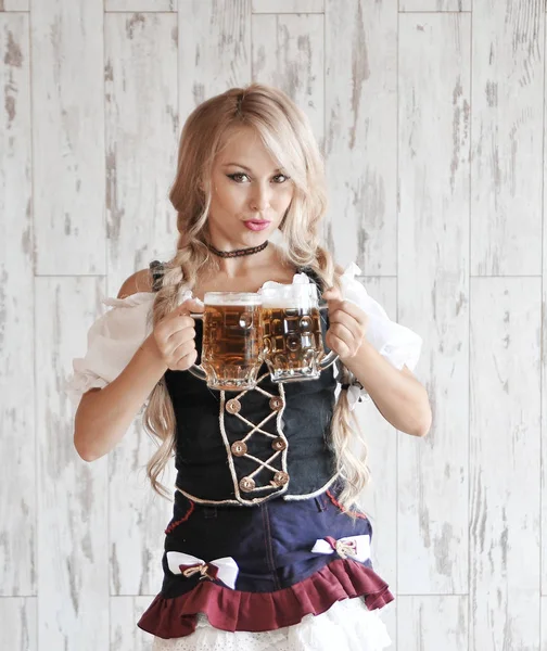 Lächelnde Schöne Frau Mit Bier Der Hand Die Auf Hölzernem — Stockfoto