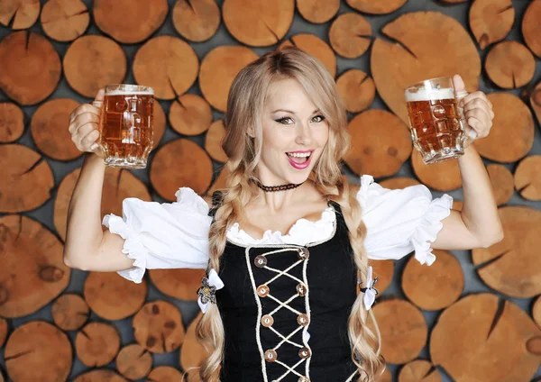 Belle Femme Bavaroise Avec Bière Dans Les Mains Concept Oktoberfest — Photo