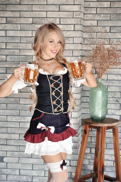 Mulher Bonita Vestido Com Copo Cerveja Oktoberfest — Fotografia de Stock