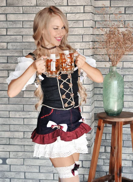 Mulher Bonita Vestido Com Copo Cerveja Oktoberfest — Fotografia de Stock