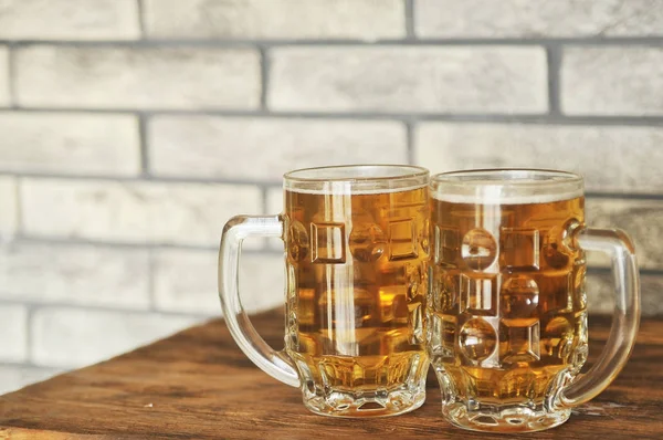 Deux Verres Bière Légère Sur Une Table Bois Concept Oktoberfest — Photo