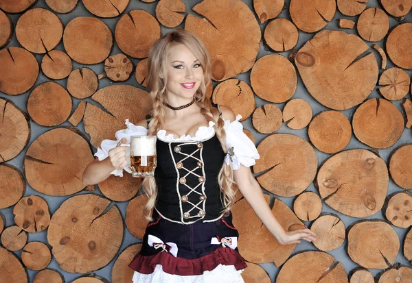 Glimlachend Mooie Vrouw Met Bier Handen Poseren Houten Achtergrond Oktoberfest — Stockfoto