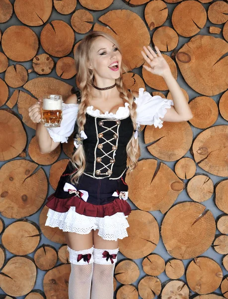 Mulher Bonita Sorridente Com Cerveja Nas Mãos Posando Sobre Fundo — Fotografia de Stock