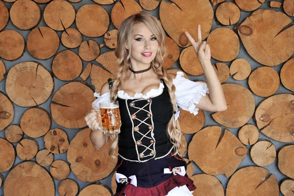 Uma Linda Mulher Vestido Com Dois Copos Cerveja Oktoberfest Mulher — Fotografia de Stock