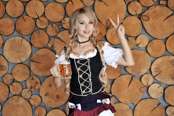 Une Belle Femme Robe Avec Deux Verres Bière Oktoberfest Femme — Photo