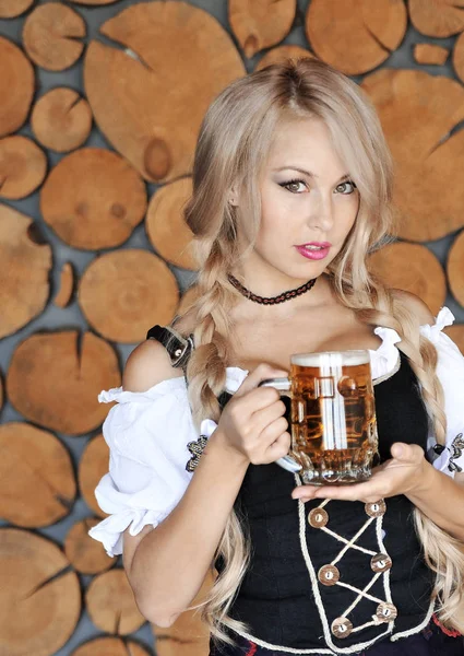 Een Mooie Vrouw Jurk Met Twee Glazen Bier Oktoberfest Vrouw — Stockfoto