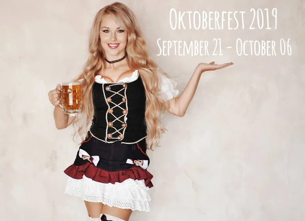 Oktoberfest Vrouw Met Glas Bier Poseren Buitenshuis — Stockfoto