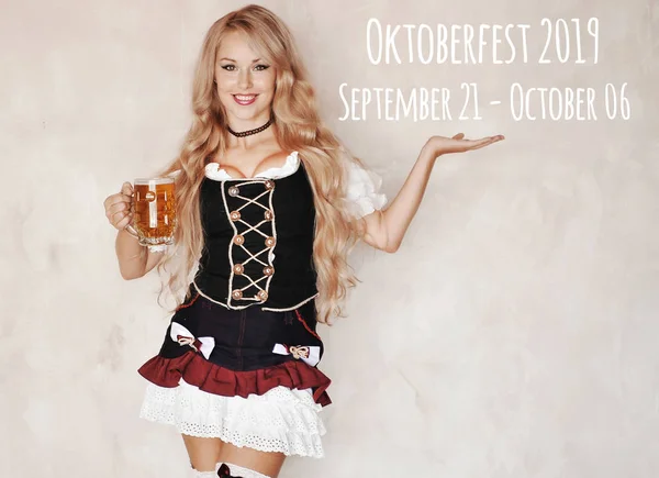 Oktoberfest Mujer Con Vaso Cerveza Posando Aire Libre — Foto de Stock