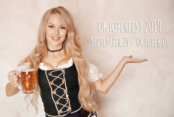 Oktoberfest Vrouw Met Glas Bier Poseren Buitenshuis — Stockfoto