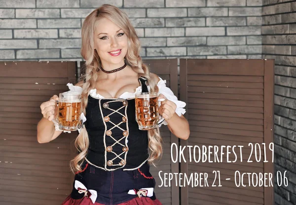 Oktoberfest Frau Posiert Mit Glas Bier Freien — Stockfoto
