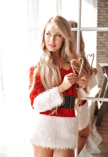 美丽的圣诞老人女人在礼服上摆出木背景 圣诞节概念 — 图库照片