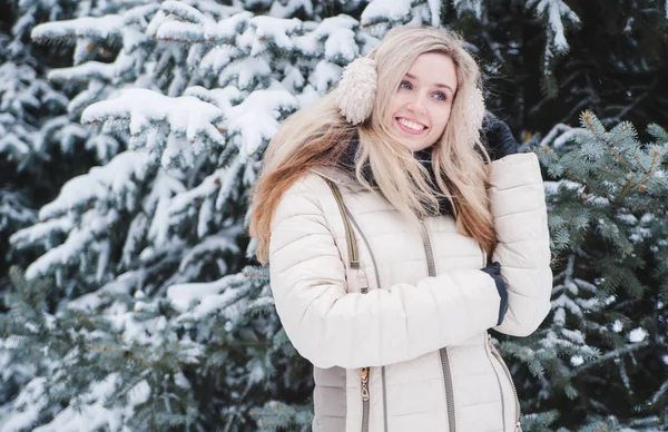 Sorrindo Mulher Bonita Diverte Livre Com Neve Conceito Férias Inverno — Fotografia de Stock