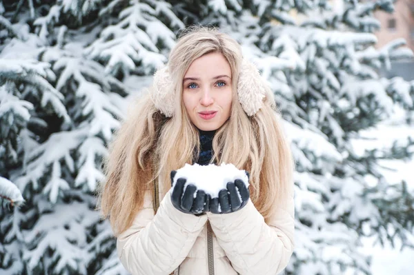 Sorrindo Mulher Bonita Diverte Livre Com Neve Conceito Férias Inverno — Fotografia de Stock