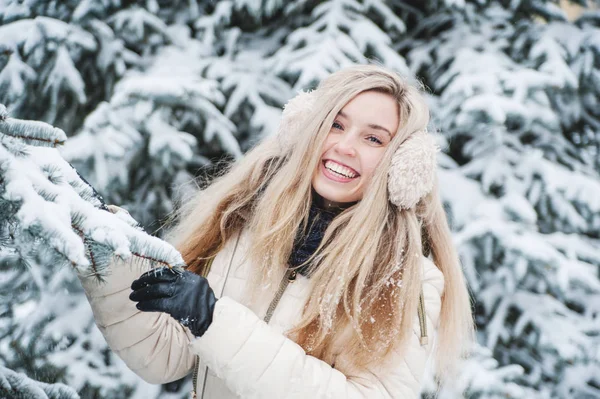 Χαμογελαστή Όμορφη Γυναίκα Έχει Διασκέδαση Εξωτερικούς Χώρους Χιόνι Χειμερινή Αργία — Φωτογραφία Αρχείου