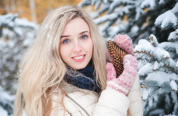 笑顔の美しい女性は雪で屋外で楽しいです 冬休みのコンセプト — ストック写真