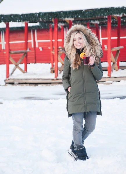 Belle Femme Avec Vin Chaud Plein Air — Photo