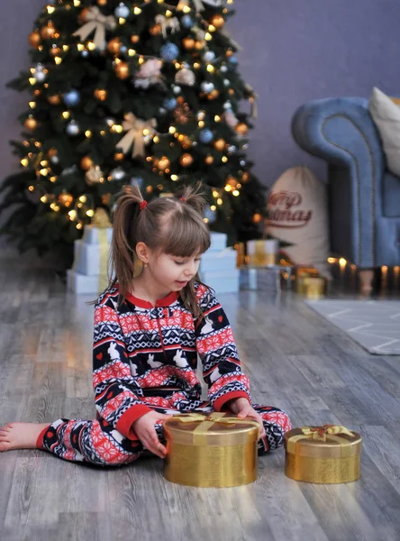 Linda Niña Con Regalos Cerca Del Árbol Navidad Concepto Vacaciones —  Fotos de Stock