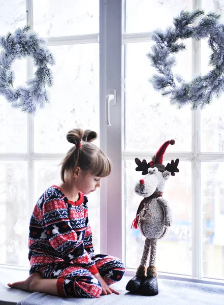 Χαριτωμένο Κοριτσάκι Δώρα Κοντά Στο Χριστουγεννιάτικο Δέντρο Χειμερινή Αργία Ιδέα — Φωτογραφία Αρχείου