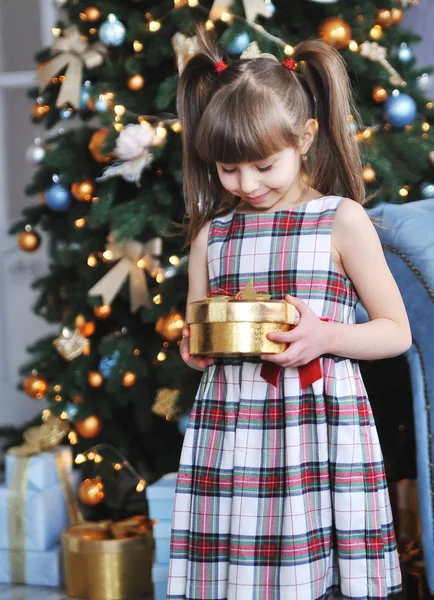 Menina Bonito Com Presentes Perto Árvore Natal Conceito Férias Inverno — Fotografia de Stock