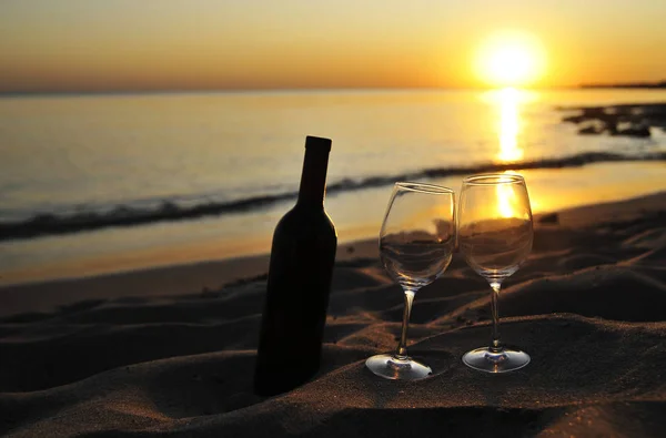 Bicchieri Vino Con Vino Rosso Sulla Spiaggia Tramonto Concetto Romantico — Foto Stock