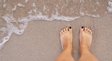 Kumun üzerinde duran dişi bacaklar.