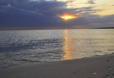 Gün batımının güzel manzarası. Yaz plajı.