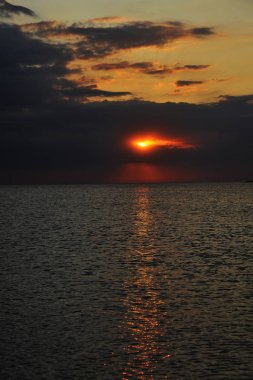 Gün batımının güzel manzarası. Yaz plajı.